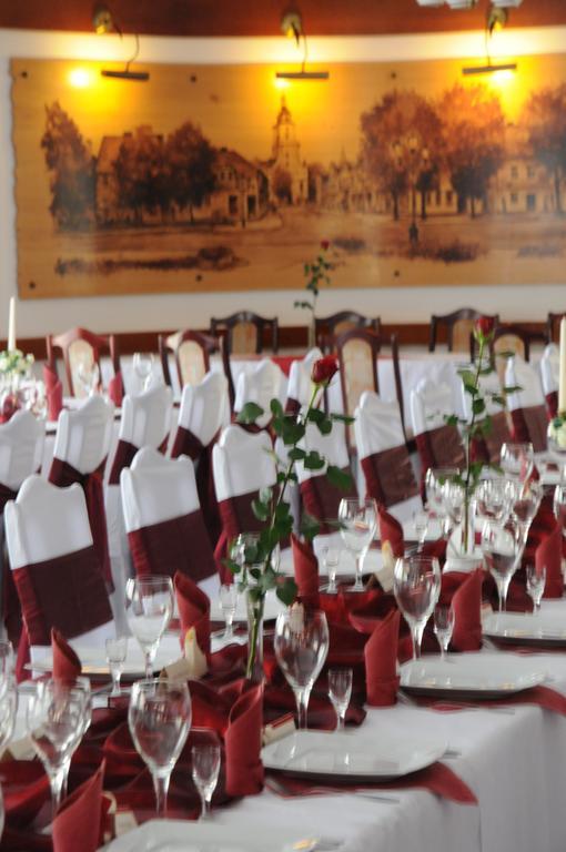Hotel Restauracja Kaukaska Jadwiga Choroszy Wolsztyn Exteriör bild
