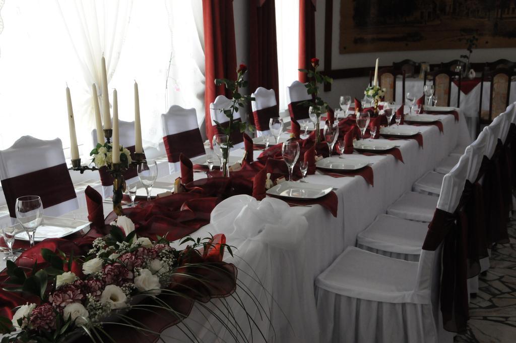 Hotel Restauracja Kaukaska Jadwiga Choroszy Wolsztyn Exteriör bild
