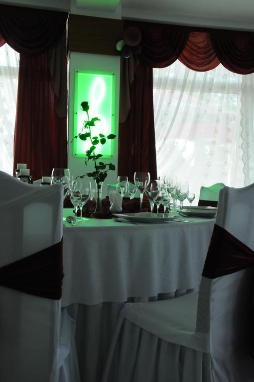 Hotel Restauracja Kaukaska Jadwiga Choroszy Wolsztyn Exteriör bild