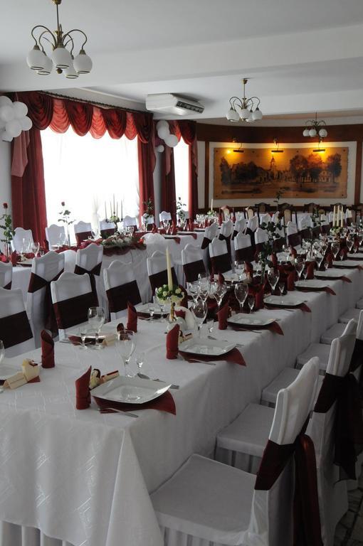 Hotel Restauracja Kaukaska Jadwiga Choroszy Wolsztyn Exteriör bild