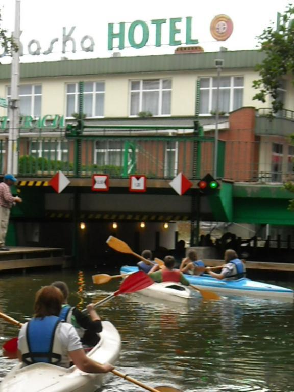 Hotel Restauracja Kaukaska Jadwiga Choroszy Wolsztyn Exteriör bild