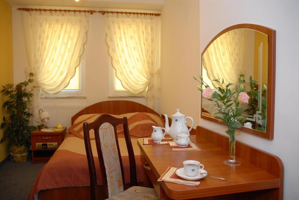 Hotel Restauracja Kaukaska Jadwiga Choroszy Wolsztyn Rum bild